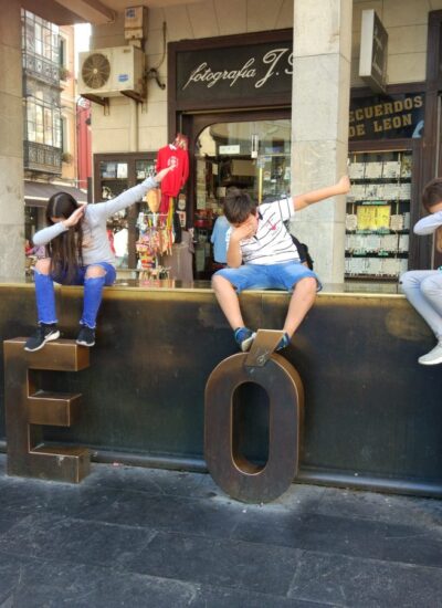 león con niños